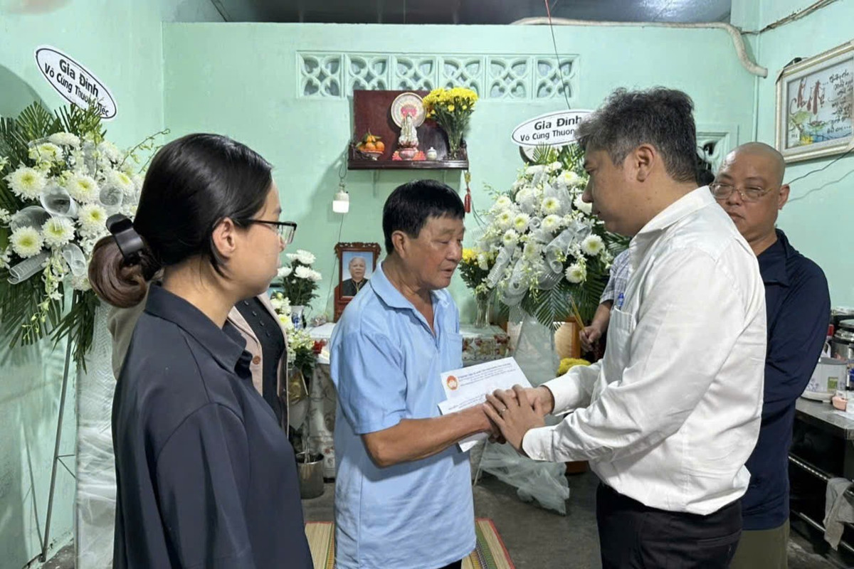 Lãnh đạo chính quyền địa phương thăm, hỗ trợ gia đình nạn nhân.