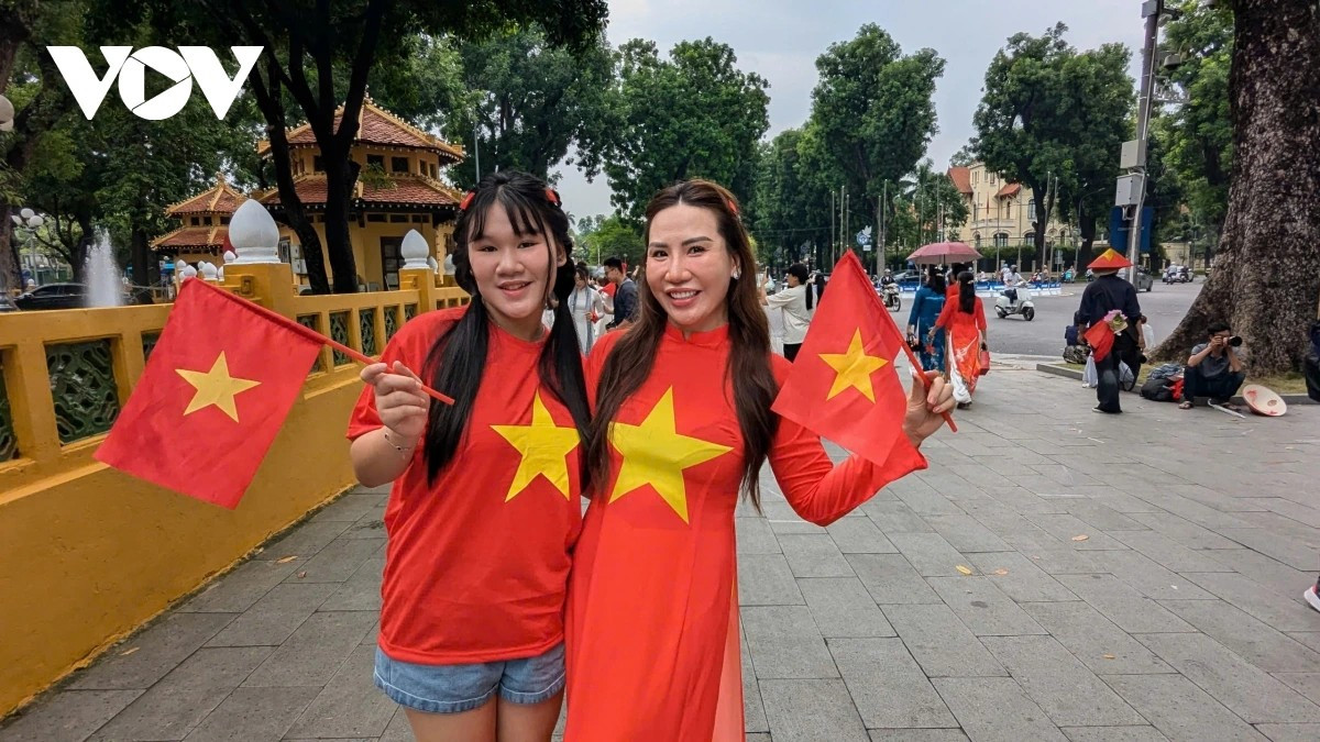 Chị Hải Bình (Lào Cai) chia sẻ, trong không khí náo nức của cả nước hướng tới kỷ niệm 80 năm Quốc khánh 2/9, chị cùng con tranh thủ về Thủ đô để chụp ảnh, lưu lại những khoảnh khắc thiêng liêng khi ngày Đại lễ đang đến gần. “Tôi muốn có những bức hình đẹp làm kỷ niệm. Lúc này, tôi cảm thấy rất vui, hân hoan khi được hòa mình vào không khí tươi vui, náo nức của mọi người chuẩn bị chào mừng ngày trọng đại của đất nước. Đường phố Hà Nội đâu đâu cũng rực rỡ cờ hoa, ai cũng chung một niềm tự hào và phấn khởi”.