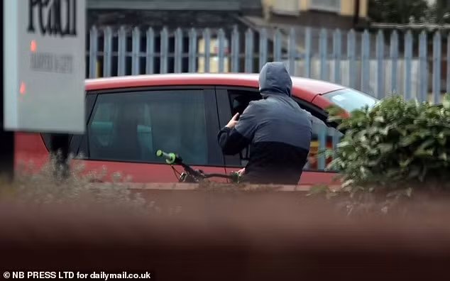 "Khu vực này giờ đây có rất nhiều kẻ buôn bán ma túy, trộm cắp, mại dâm,...", một cư dân cho hay. Ảnh: NB Press.