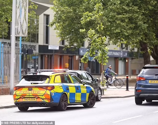 "Lực lượng chức năng địa phương tiếp tục phối hợp chặt chẽ với cộng đồng để giải quyết các vấn đề tại đây, tạo ra một môi trường an toàn, thân thiện cho mọi người sinh sống và làm việc", Thanh tra của Sở cảnh sát Humberside Dave Lonsdale cho biết. Ảnh: NB Press.