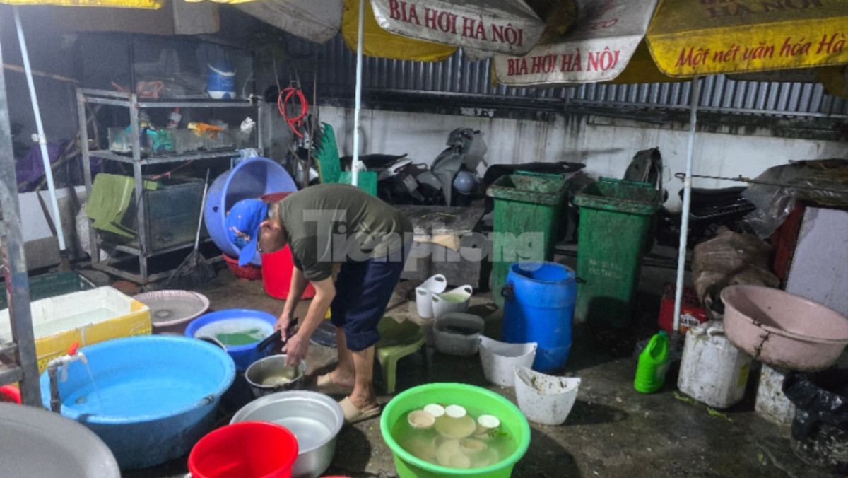 Nhân viên quán Vườn bia 38 dọn dẹp.