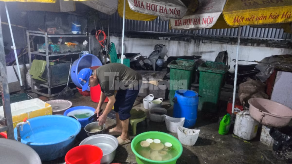 Nhân viên quán Vườn bia 38 dọn dẹp.