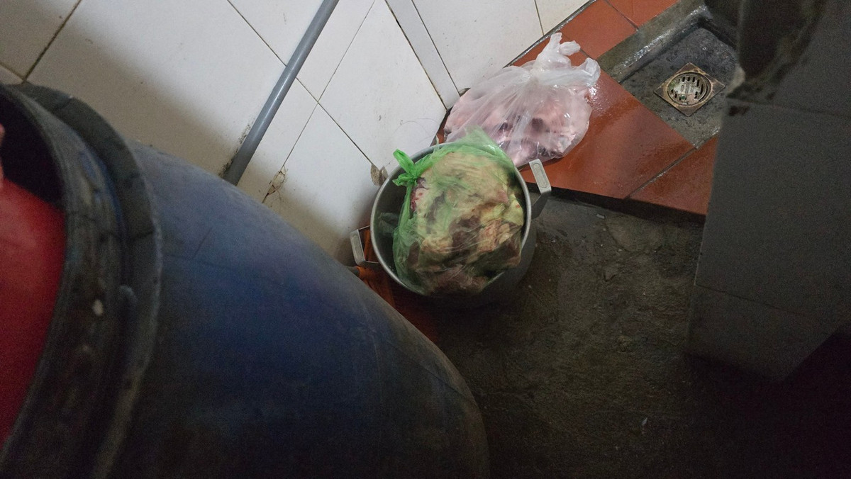 Thịt sống nguyên liệu được vứt la liệt trong khu vực nhà vệ sinh