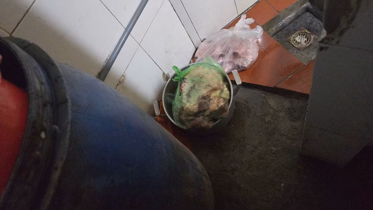 Thịt sống nguyên liệu được vứt la liệt trong khu vực nhà vệ sinh