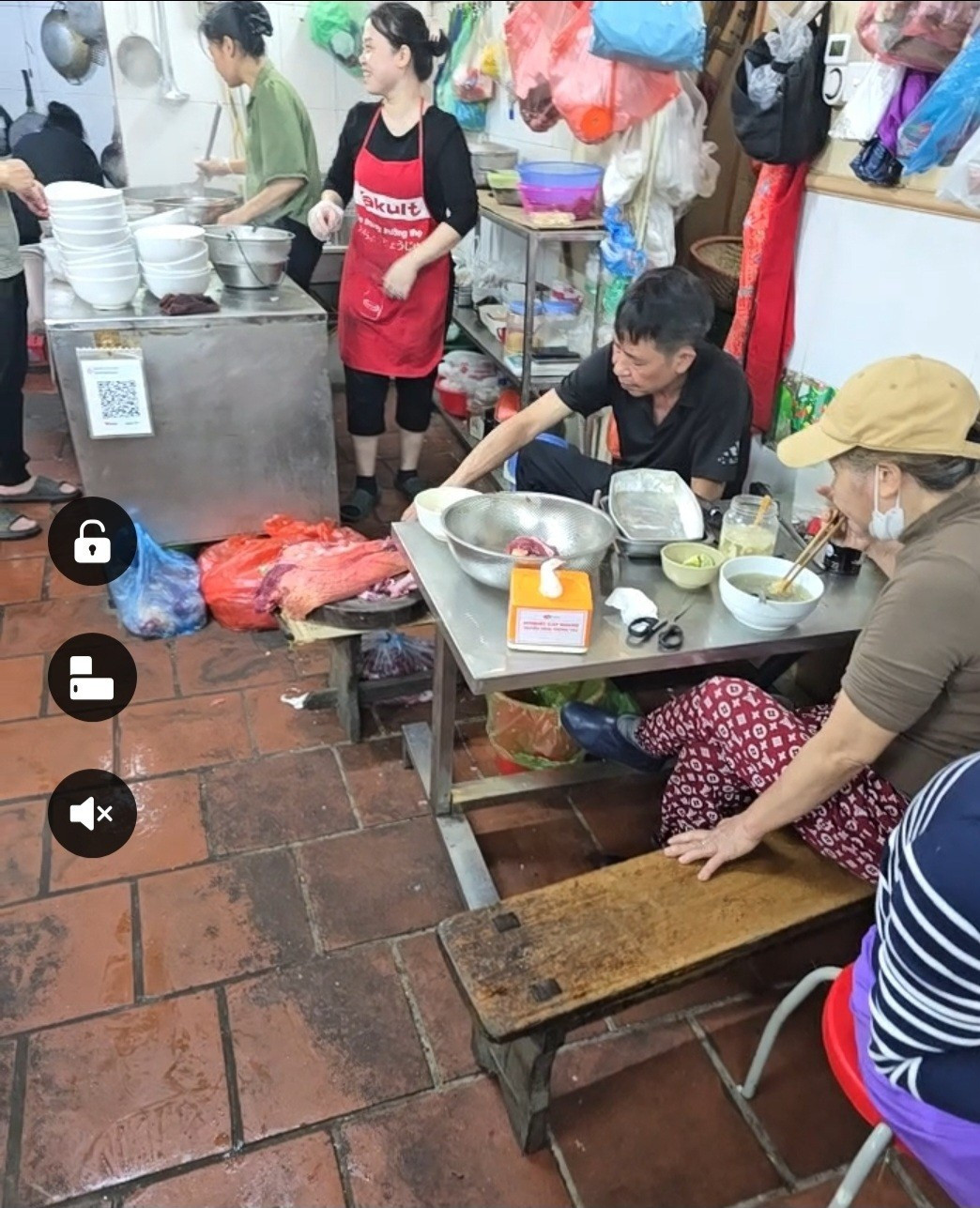 Mỗi ngày quán phở Dũng phục vụ vài trăm lượt khách. Ảnh chụp ngày 6/3.