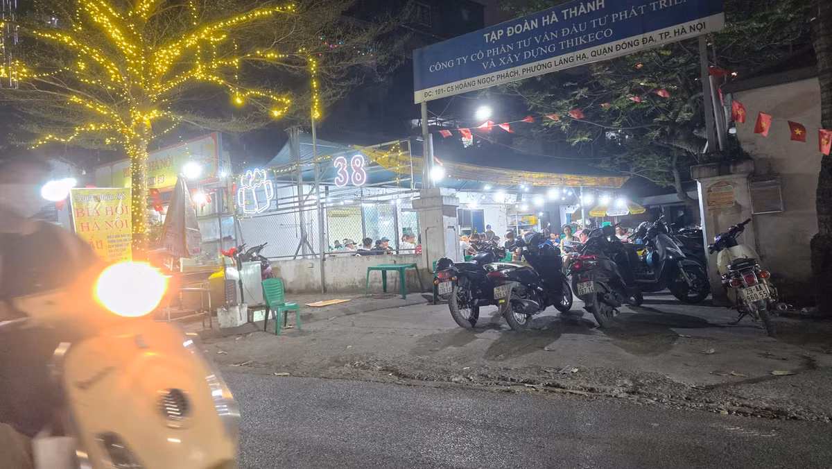 Vườn bia 38 (số 101 C5 Hoàng Ngọc Phách, phường Láng) là một cơ sở kinh doanh ăn uống khá nổi tiếng. Mỗi ngày, có hàng trăm người tới quán ăn nhậu. Thế nhưng, cơ sở khá lụp xụp, sàn nhà nhếch nhác, nhân viên không đeo găng tay và khẩu trang... Ảnh chụp ngày 1/3