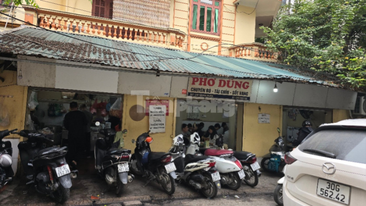 Tương tự, phở Dũng (phố Quan Nhân, phường Thanh Xuân) khá nổi tiếng. Mỗi ngày, cơ sở này bán ra hàng trăm bát phở bò các loại. Thế nhưng, quan sát bằng mắt thường cũng có thể thấy cơ sở này không đảm bảo vệ sinh ATTP. Ảnh chụp ngày 6/3.