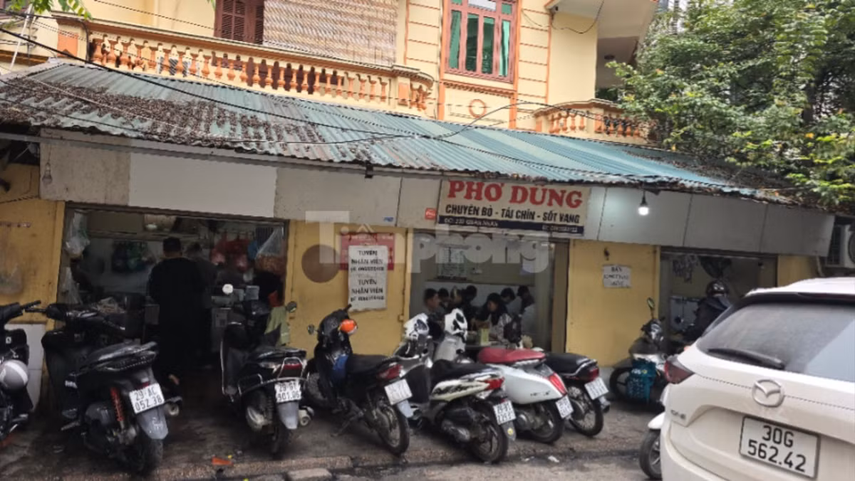 Tương tự, phở Dũng (phố Quan Nhân, phường Thanh Xuân) khá nổi tiếng. Mỗi ngày, cơ sở này bán ra hàng trăm bát phở bò các loại. Thế nhưng, quan sát bằng mắt thường cũng có thể thấy cơ sở này không đảm bảo vệ sinh ATTP. Ảnh chụp ngày 6/3.