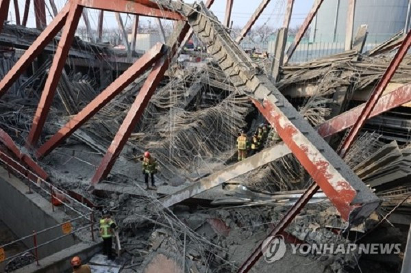 Lực lượng cứu hộ đang chạy đua thời gian để tìm kiếm những người mất tích. "Các hoạt động tìm kiếm cứu hộ vẫn tiếp tục để xác định vị trí và giải cứu những người mất tích - được cho là bị mắc kẹt dưới đống đổ nát - giữa lúc lo ngại công trình sụp đổ thêm", nguồn tin cho hay. Ảnh: Yonhap.