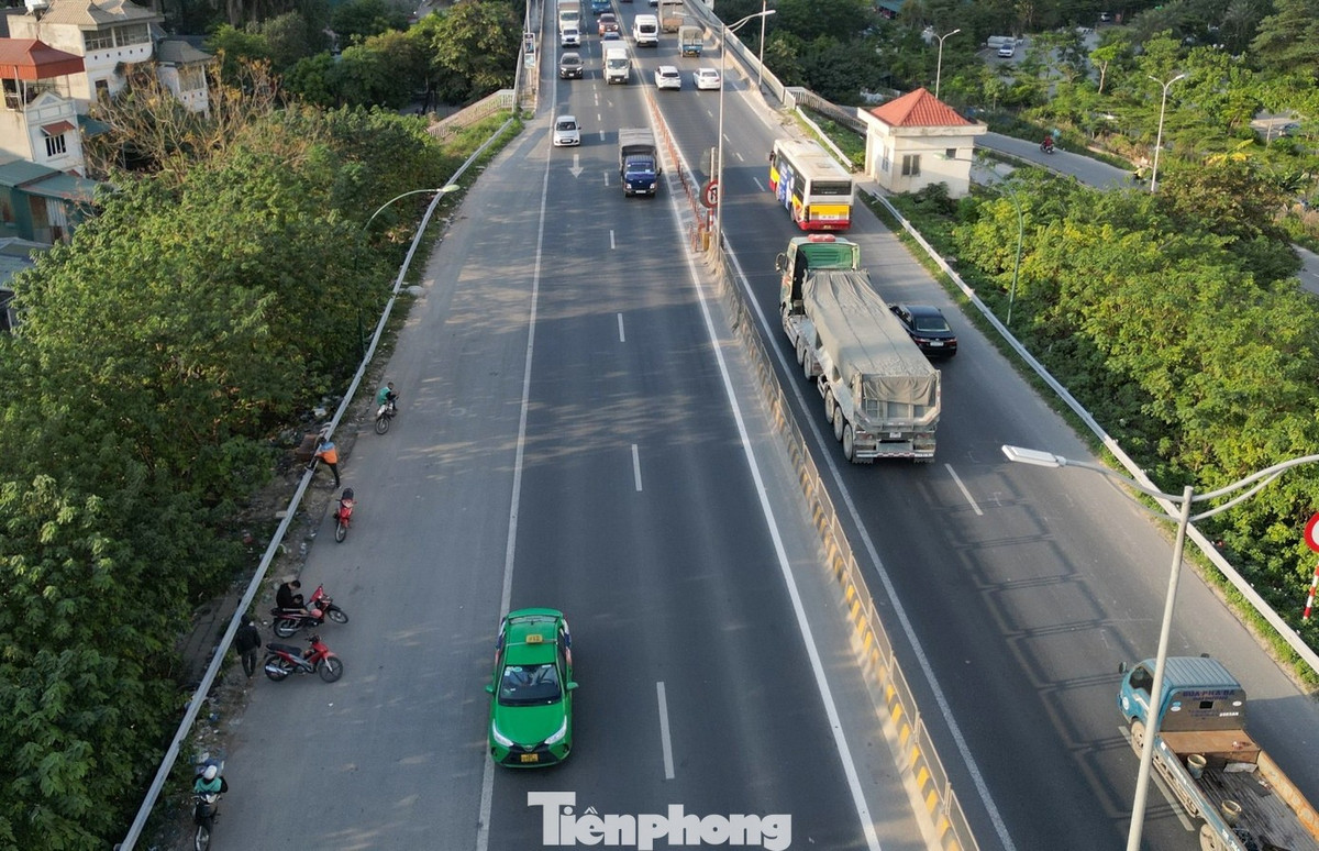 Ngoài ra dự án cũng trang bị, lắp đặt thêm biển báo, tổ chức giao thông để ngăn xe máy, xe máy làm dịch vụ "xe ôm" lên tầng 2 cầu Thăng Long hoạt động, gây mất an toàn giao thông.