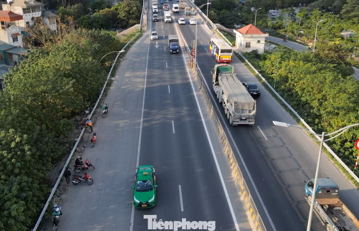 Ngoài ra dự án cũng trang bị, lắp đặt thêm biển báo, tổ chức giao thông để ngăn xe máy, xe máy làm dịch vụ "xe ôm" lên tầng 2 cầu Thăng Long hoạt động, gây mất an toàn giao thông.