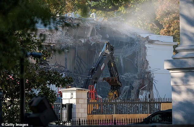 Máy móc được sử dụng trong quá trình phá dỡ Cánh Đông của Nhà Trắng. Ảnh: Getty.