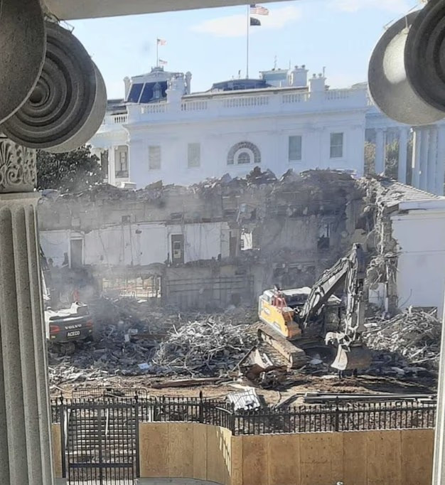 Bức ảnh được chụp hôm 21/10 cho thấy chỉ còn lại những bức tường của Cánh Đông cũ. Ảnh: Law Dork.