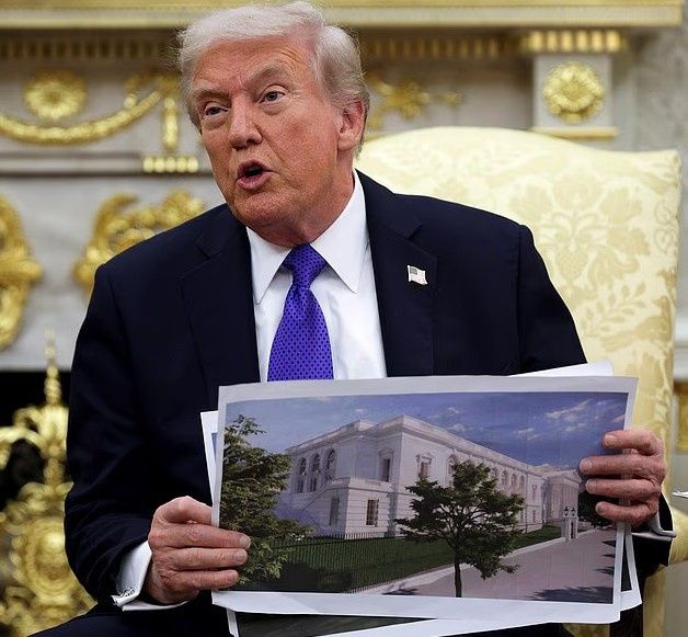 Theo Daily Mail, ban đầu, Tổng thống Trump nói rằng Cánh Đông của Nhà Trắng sẽ không bị ảnh hưởng trong quá trình xây dựng phòng khiêu vũ với kinh phí dự kiến 250 triệu USD do tư nhân tài trợ. Ảnh: Getty.