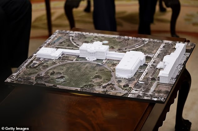 Tuy nhiên, hôm 22/10, ông Trump thừa nhận rằng Cánh Đông của Nhà Trắng sẽ bị phá dỡ hoàn toàn để xây dựng phòng khiêu vũ, bởi vì tòa nhà này (Cánh Đông) sẽ không bao giờ gây ấn tượng với ông. Ảnh: Mô hình diện mạo khu phức hợp Nhà Trắng sau khi phòng khiêu vũ được xây dựng thêm trên nền của Cánh Đông. Ảnh: Getty.