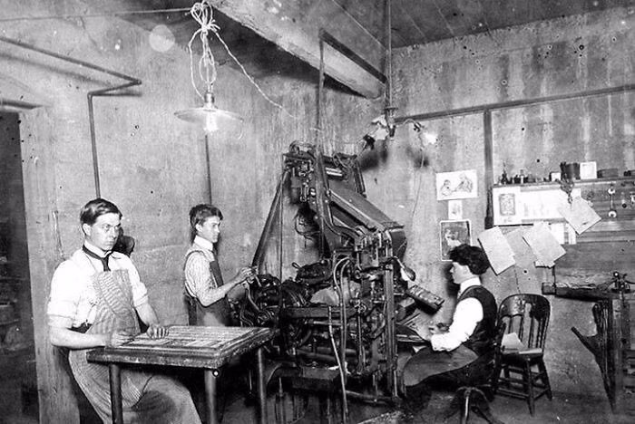Nhân viên vận hành máy Linotype tại Tòa nhà Erikson, Seattle, Washington, năm 1906.