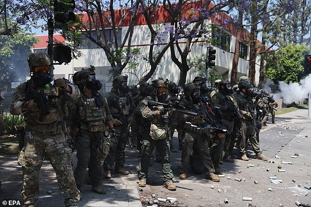 Ngày 6/6, các thành viên của Cơ quan Thực thi Di trú và Hải quan Mỹ (ICE) mang theo vũ khí và trang bị chiến thuật đồng loạt tiến hành các cuộc đột kích truy quét người nhập cư trái phép tại ít nhất 3 khu vực ở Los Angeles, bang California. Ảnh: EPA.