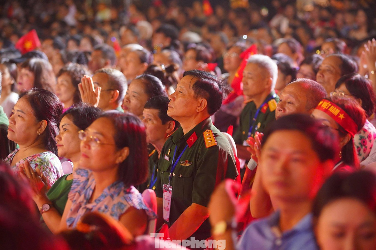 Khán giả trải qua một hành trình nghệ thuật đầy cảm xúc, từ những ngày mùa thu lịch sử năm 1945 với nắng Ba Đình và lời Tuyên ngôn Độc lập, đến bản hùng ca thời đại Hồ Chí Minh, và những ngày chiến đấu kiên cường trong trận Điện Biên Phủ trên không.