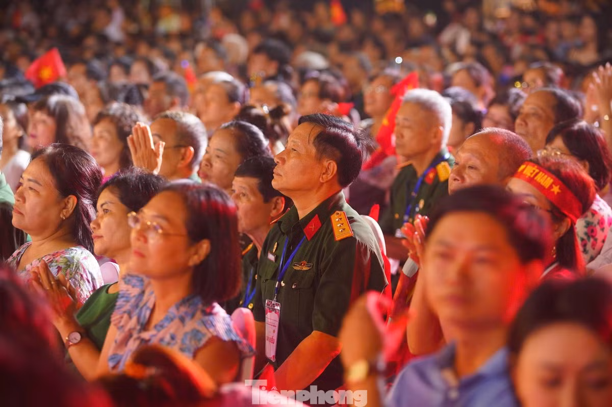 Khán giả trải qua một hành trình nghệ thuật đầy cảm xúc, từ những ngày mùa thu lịch sử năm 1945 với nắng Ba Đình và lời Tuyên ngôn Độc lập, đến bản hùng ca thời đại Hồ Chí Minh, và những ngày chiến đấu kiên cường trong trận Điện Biên Phủ trên không.