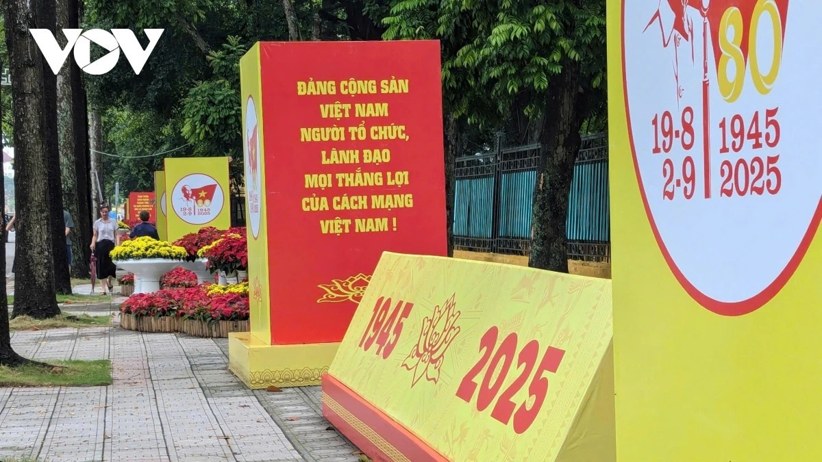 Nội dung các tấm áp phích tôn vinh công lao to lớn của Chủ tịch Hồ Chí Minh và Đảng Cộng sản Việt Nam trong sự nghiệp lãnh đạo nhân dân giành những thắng lợi vẻ vang cho đất nước.