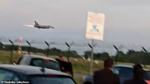 Chiếc máy bay gầm rú, quay vòng khi mất kiểm soát trước khi lao xuống đất một cách thảm khốc. Máy bay trượt trên đường rồi phát nổ và để lại một vệt khói đen dày đặc. Ảnh: Youtube.