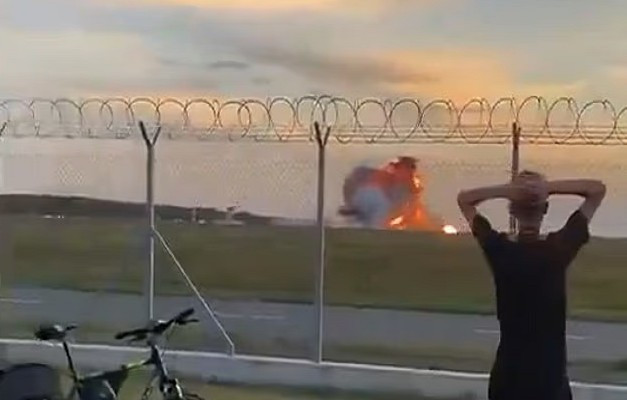 Truyền thông địa phương đưa tin máy bay đã đâm vào đường băng vào khoảng 17h30 chiều 28/8 và làm hư hại đường băng. Có thể nhìn thấy những mảnh vỡ của máy bay đang cháy trên cánh đồng khi lính cứu hỏa vội vã đến hiện trường. Ảnh: Twitter.