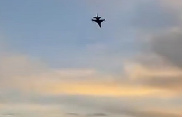 Theo Daily Mail, những người chứng kiến sự việc kinh hoàng hét lên khi vụ tai nạn xảy ra trước mắt họ trong buổi diễn tập triển lãm hàng không ở Radom, miền trung Ba Lan, vào ngày 28/8. Ảnh: Twitter.