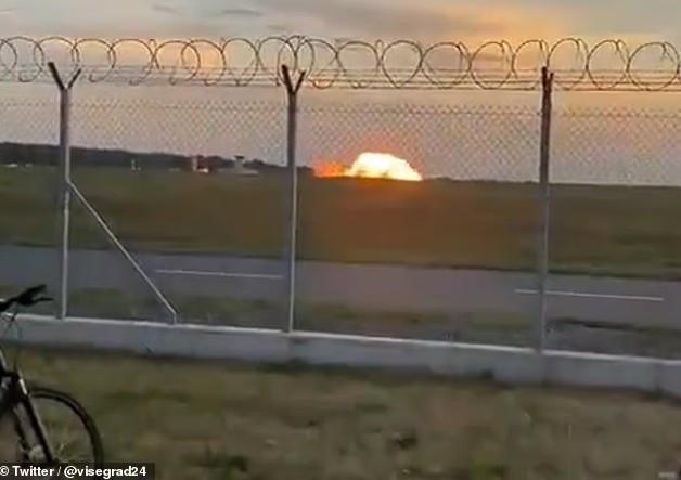 "Trong vụ tai nạn máy bay F-16, một phi công của Quân đội Ba Lan – một sĩ quan luôn phục vụ Tổ quốc bằng sự tận tụy và lòng dũng cảm - đã thiệt mạng. Đây là mất mát lớn đối với Không quân và toàn thể Quân đội Ba Lan", Phó Thủ tướng Władysław Kosiniak-Kamysz nói, đồng thời gửi lời chia buồn sâu sắc nhất tới gia đình và những người thân yêu của phi công này. Ảnh: Twitter.