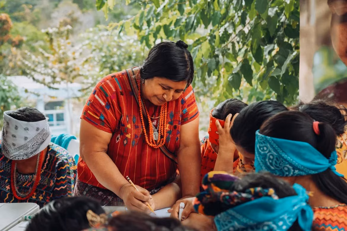 Bằng cách lắng nghe, xác nhận và động viên lẫn nhau, phụ nữ củng cố sự tự tin và khẳng định lại quyền lợi của mình.