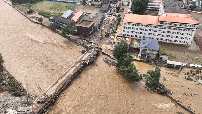 "Mưa lớn bắt đầu trút xuống vào tối 26/7, gây ngập lụt nhiều khu vực trong thị trấn", ông Cui Di, Phó Chủ tịch thị trấn Shicheng thuộc huyện Mật Vân, nơi bị ảnh hưởng nặng nề nhất, cho biết. Ảnh: MC.
