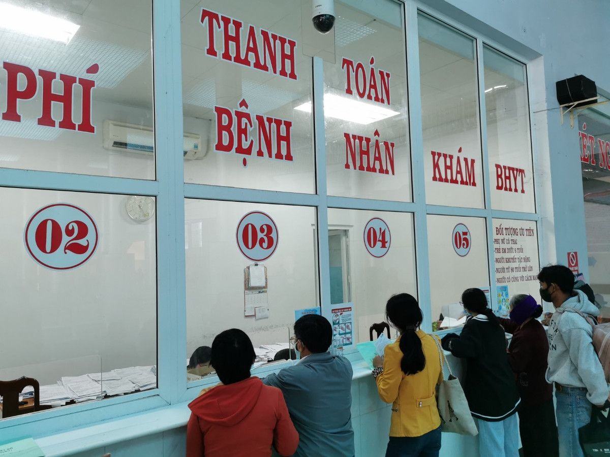 Thank toán BHYT khi khám chữa bệnh. Ảnh: XC