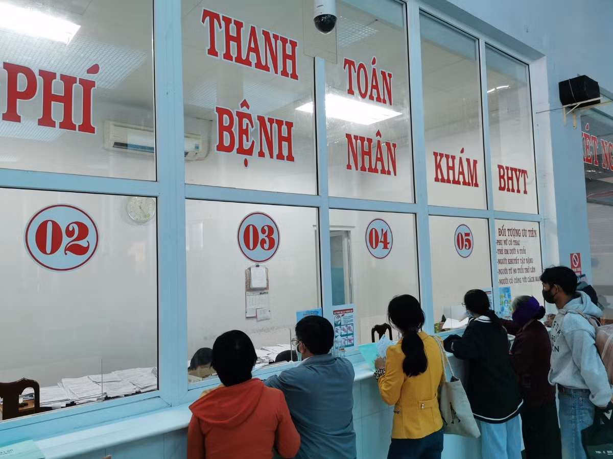 Thank toán BHYT khi khám chữa bệnh. Ảnh: XC