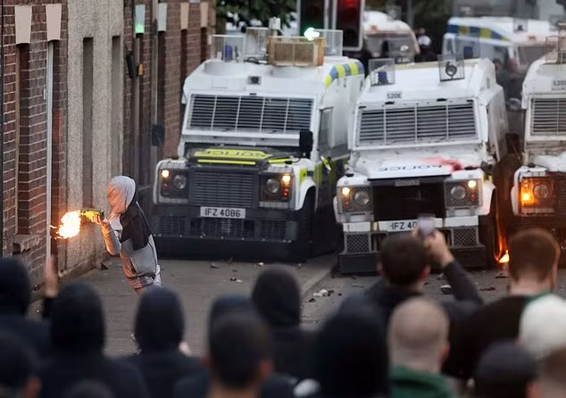 Cảnh sát Bắc Ireland không loại trừ khả năng đề nghị chi viện từ lực lượng cảnh sát Anh và xứ Wales nếu cần thiết. Ảnh: DM.