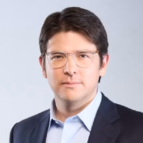 Năm 2016, ở tuổi 30, ông được bổ nhiệm làm Thư ký chính quyền thành phố dưới thời Thị trưởng Enrique Peñalosa, trở thành người trẻ nhất giữ chức vụ này trong lịch sử Bogotá. Sau khi thất bại trong cuộc đua Thị trưởng Bogotá năm 2018, ông được bầu vào Thượng viện năm 2022. Ảnh: X.