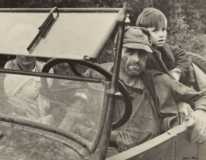Cuộc hành trình của một gia đình nghèo ở Ozark, Arkansas, năm 1935.