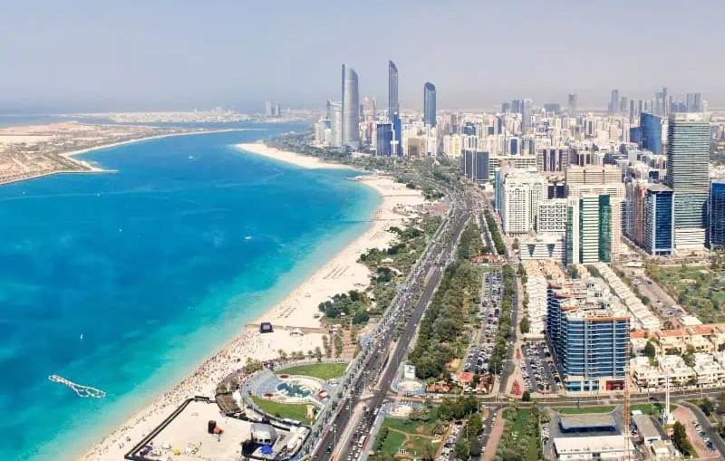 Abu Dhabi là thủ đô và thành phố lớn thứ hai của Các Tiểu vương quốc Ả Rập Thống nhất (UAE). Ảnh: FunWorldFacts.