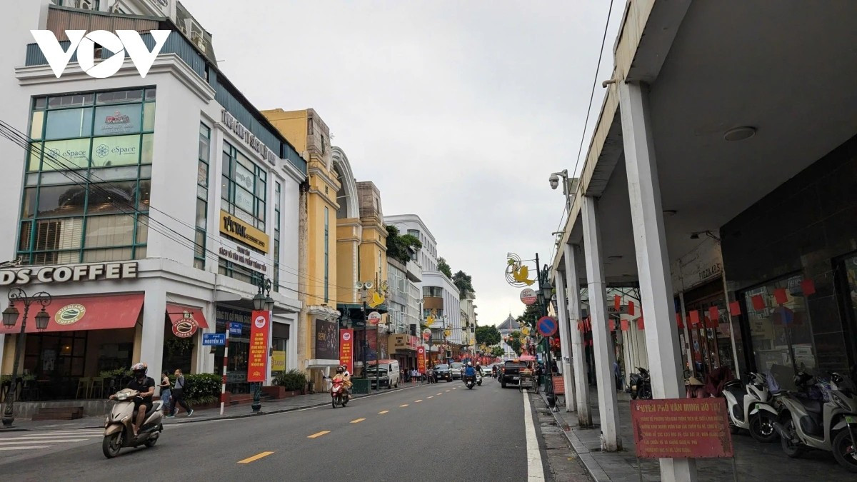 Những ngày này, tuyến phố Tràng Tiền như khoác lên mình vẻ đẹp rực rỡ hơn bao giờ hết, được tô điểm bởi sắc đỏ thắm của cờ Tổ quốc, băng rôn, biểu ngữ tung bay trong gió, tạo nên không khí náo nức chào mừng ngày lễ lớn của đất nước.