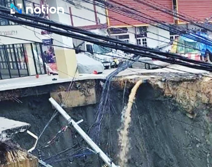 Các nhà chức trách xác nhận nguyên nhân xuất hiện hố tử thần này là do vỡ đường ống nước chính, gây ra ngập lụt bên dưới mặt đường. Nước đã làm suy yếu kết cấu của con đường. Ảnh: The Nation.
