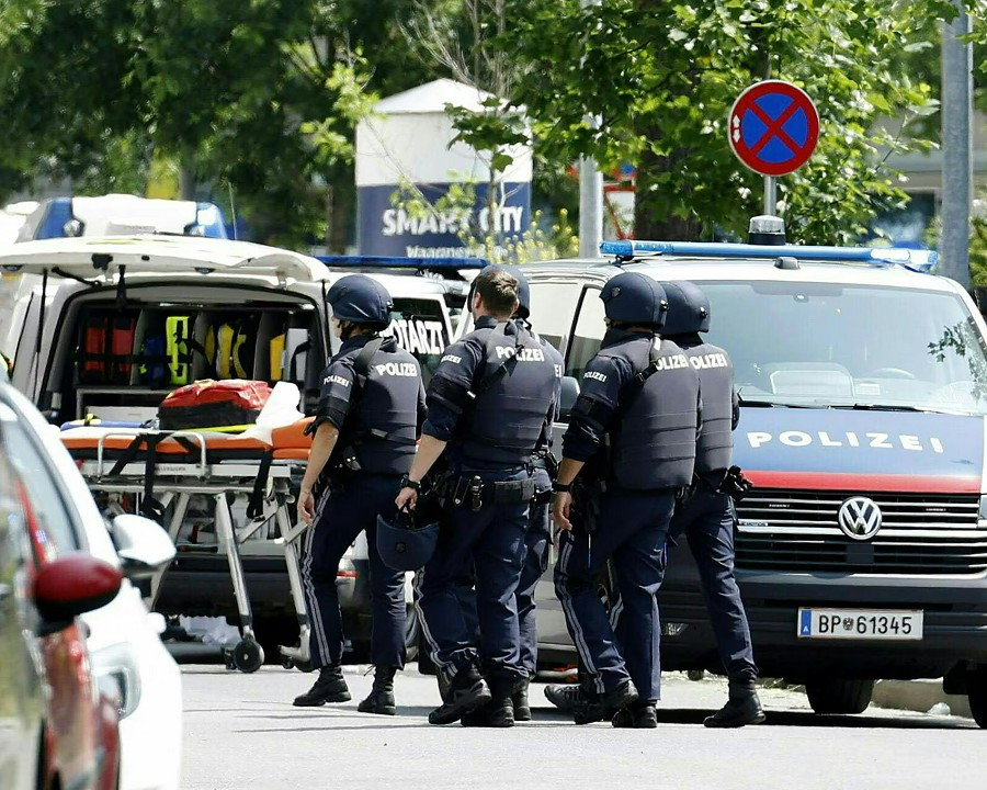 Nhận được tin báo, lực lượng cảnh sát đặc nhiệm, y tế đã nhanh chóng được điều động tới hiện trường. Vụ xả súng khiến ít nhất 10 người thiệt mạng và 28 người khác bị thương. Ảnh: APA.