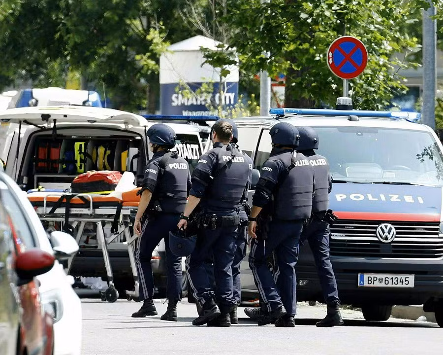 Nhận được tin báo, lực lượng cảnh sát đặc nhiệm, y tế đã nhanh chóng được điều động tới hiện trường. Vụ xả súng khiến ít nhất 10 người thiệt mạng và 28 người khác bị thương. Ảnh: APA.