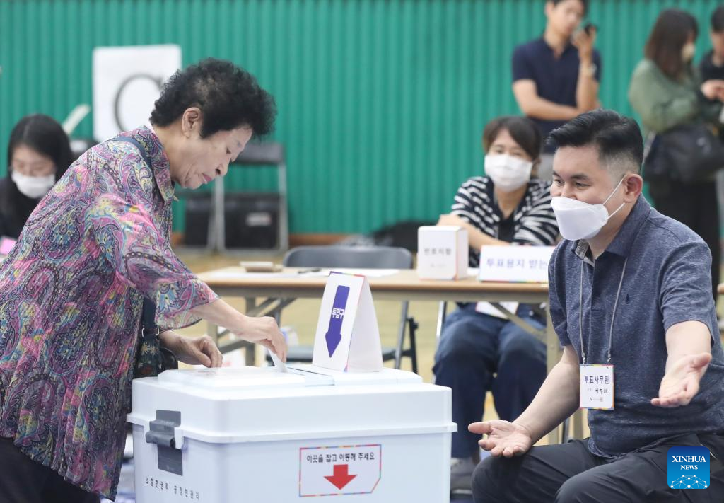 Cuộc bỏ phiếu bầu Tổng thống Hàn Quốc bắt đầu vào ngày 3/6, các điểm bỏ phiếu bắt đầu lúc 6 giờ sáng kéo dài đến 20 giờ tối tại 14.295 điểm bỏ phiếu trên toàn quốc. Ảnh: Xinhua.