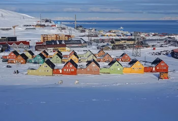 Longyearbyen ở Svalbard, Na Uy, là một trong những nơi xa xôi nhất thế giới với hiện tượng mặt trời lúc nửa đêm vào mùa hè và cả ngày chìm trong bóng tối vào mùa đông. Theo Bored Panda, dù nằm ở vị trí xa xôi, thị trấn này vẫn đón hơn 100.000 du khách mỗi năm. (Nguồn ảnh: Bored Panda)