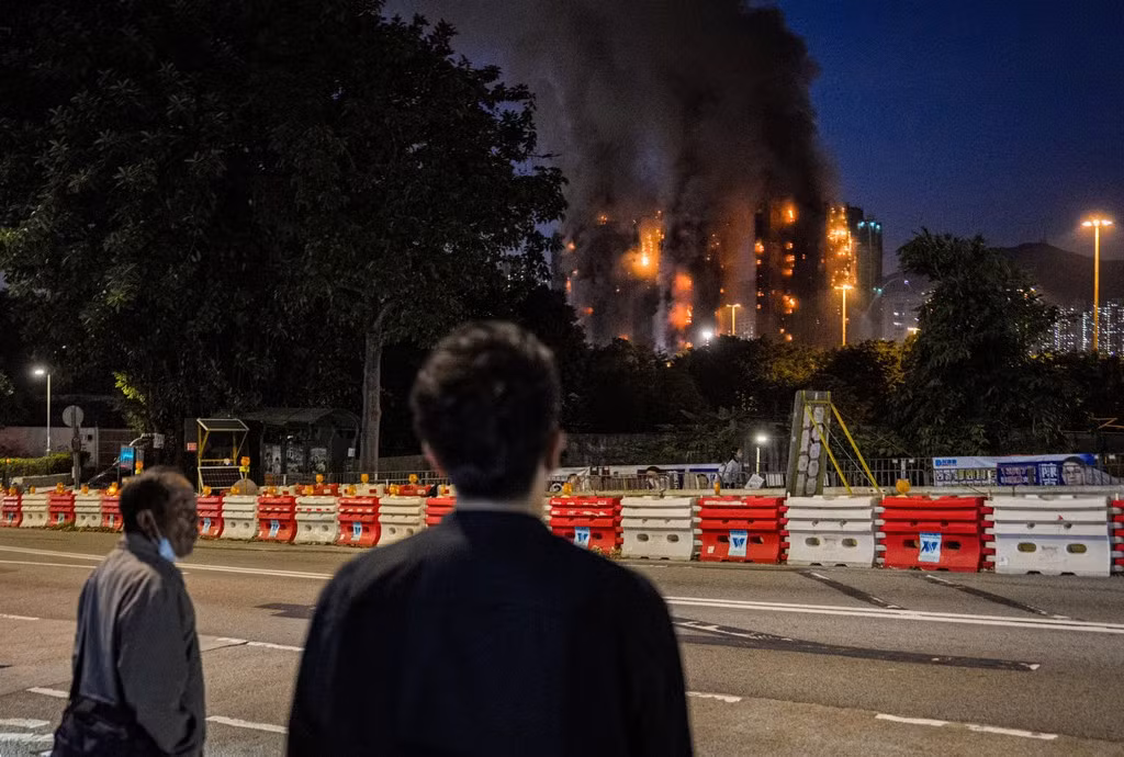 Khi lính cứu hỏa đang cố gắng dập tắt đám cháy, tiếng nổ lớn có thể được nghe thấy từ một căn hộ ở tầng cao tại tòa nhà Wang Tao. Dù vậy, lực lượng cứu hỏa vẫn nỗ lực hết sức để dập tắt đám cháy. Ảnh: EPA.