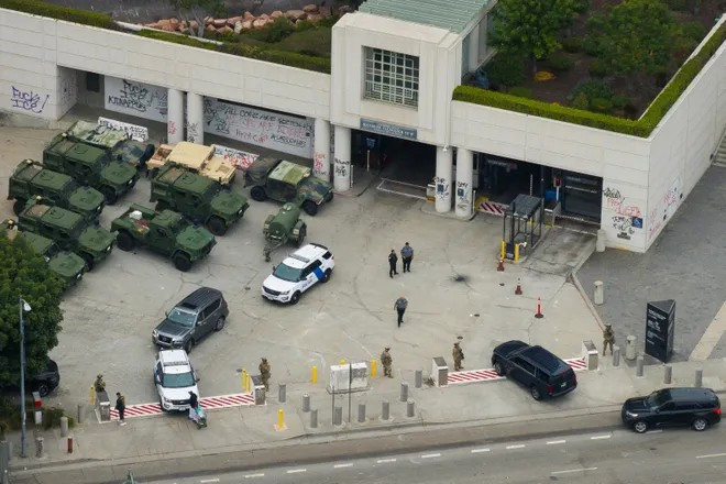 Hình ảnh chụp từ máy bay không người lái cho thấy lực lượng Vệ binh Quốc gia California bên ngoài Tòa nhà Liên bang Edward R. Roybal ngày 10/6.