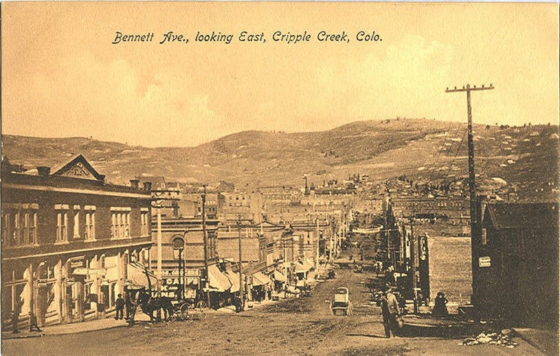 Thị trấn Cripple Creek, bang Colorado, vào đầu thế kỷ 20. Được thành lập vào đầu những năm 1890, nơi đây nhanh chóng trở thành một thị trấn khai thác mỏ nhộn nhịp.