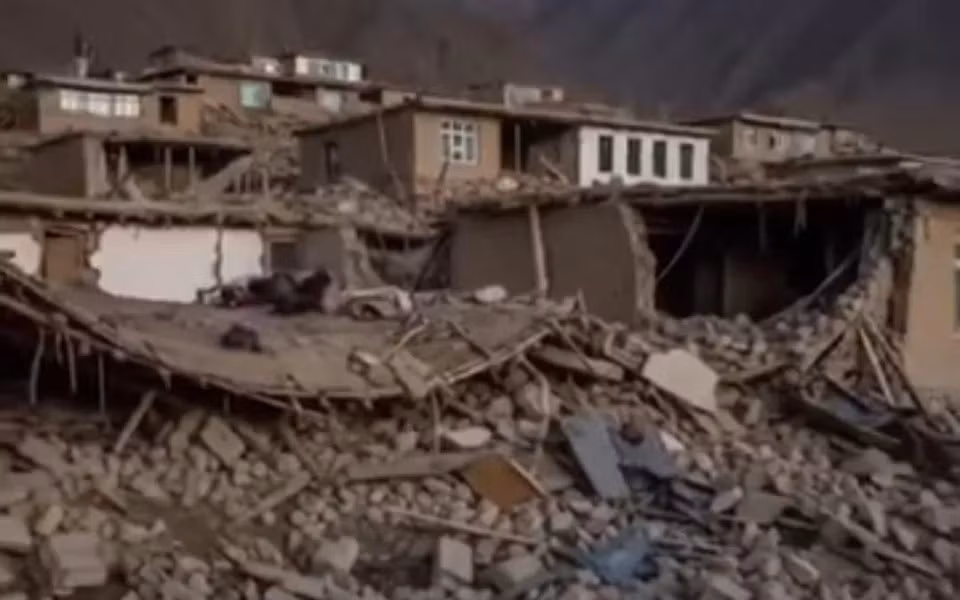 Nhiều đoạn video được chia sẻ trên mạng xã hội cho thấy mọi người tìm kiếm người sống sót trong đống đổ nát của các tòa nhà. Ảnh: X.