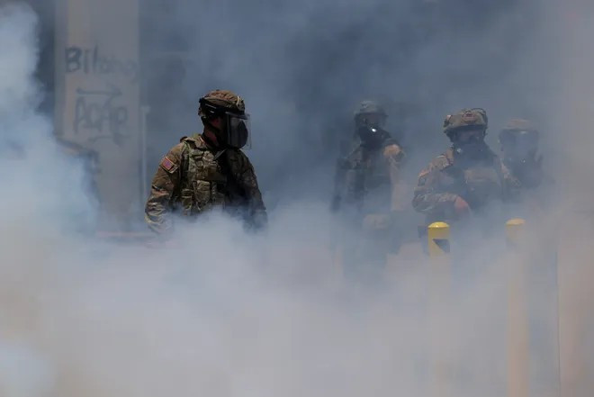 Đến ngày 9/6, Tổng thống Trump chỉ thị Bộ Quốc phòng triển khai thêm 2.000 lính Vệ binh Quốc gia tới Los Angeles để hỗ trợ Cơ quan thực thi di trú và hải quan Mỹ (ICE) trong bối cảnh cuộc biểu tình tại đây vẫn tiếp diễn.