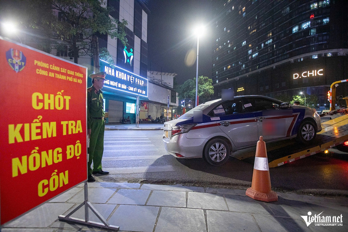 Tài xế C.V.K. bị tổ CSGT lập biên bản lỗi vi phạm nồng độ cồn ở mức trên 0,25 mg/L đến dưới 0,4 mg/L khí thở. Với lỗi này, C.V.K. sẽ bị phạt 17 triệu đồng, trừ 10 điểm giấy phép lái xe và tạm giữ ô tô 7 ngày.