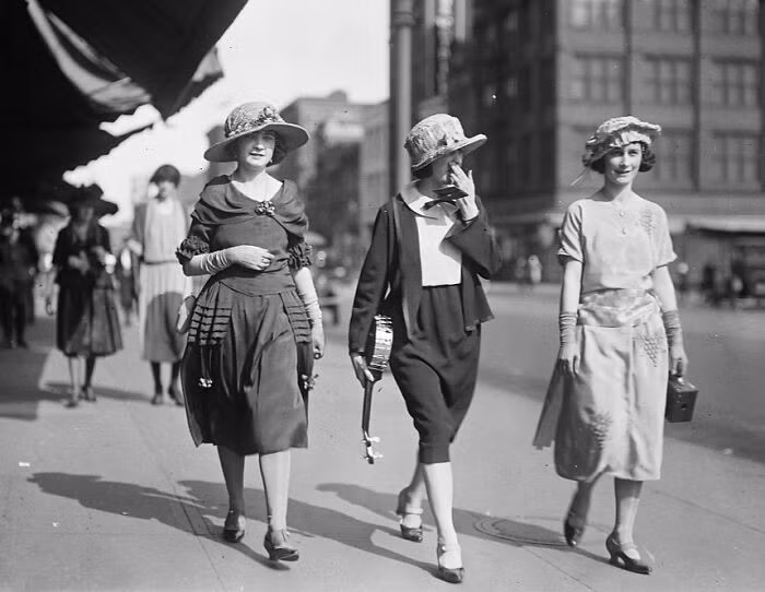 Những người phụ nữ trên đường phố thủ đô nước Mỹ vào năm 1922. Bức ảnh phần nào cho thấy xu hướng thời trang ở Washington DC lúc bấy giờ.