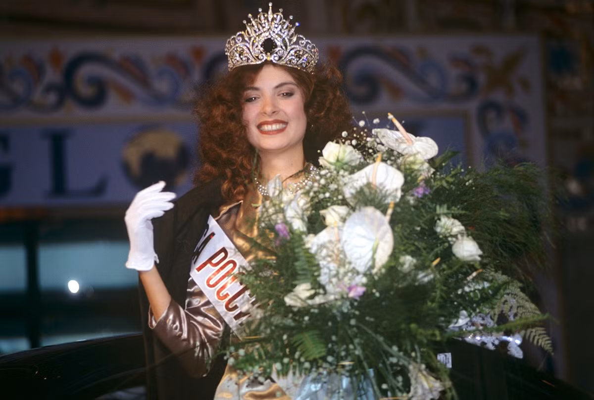 Elena Bazina trở thành người chiến thắng cuộc thi "Người đẹp Nga" toàn quốc đầu tiên.